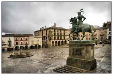 Trujillo._Plaza_Mayor_con_la_estatua_ecuestre_de_Francisco_Pizarro
